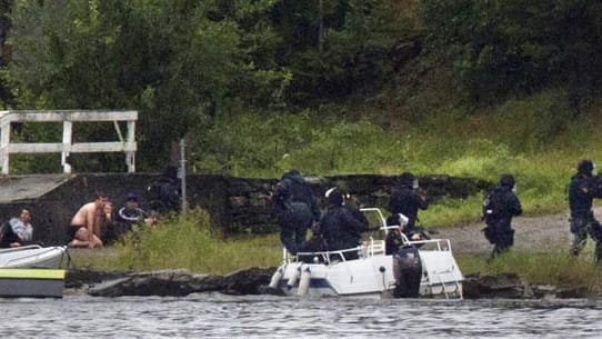 Rückblick: Freitagnachmittag, 22. Juli 2011, Insel Utoya. Ein Spezialkommando stürmt auf die Insel, während sich völlig verängstigte Menschen hinter einer Steinmauer verbergen. Anders Breivik hatte sich Zugang zu einem sozialdemokratischen Jugend-Camp verschafft und dort das Feuer eröffnet.