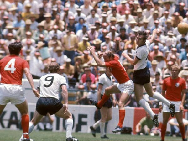 Nationalmannschafts-Legende Franz Beckenbauer (2.v.re.) hatte bei der WM 1970 entscheidenden Anteil am 3:2-Sieg gegen England nach der Verlängerung. Hier gewinnt er ein Kopfballduell gegen Englands Sir Bobby Charlton. In dem Spiel steuerte der Kaiser höchstpersönlich den Treffer zum 1:2 für Deutschland bei. Uwe Seeler glich aus, Gerd Müller besorgte den Siegtreffer.