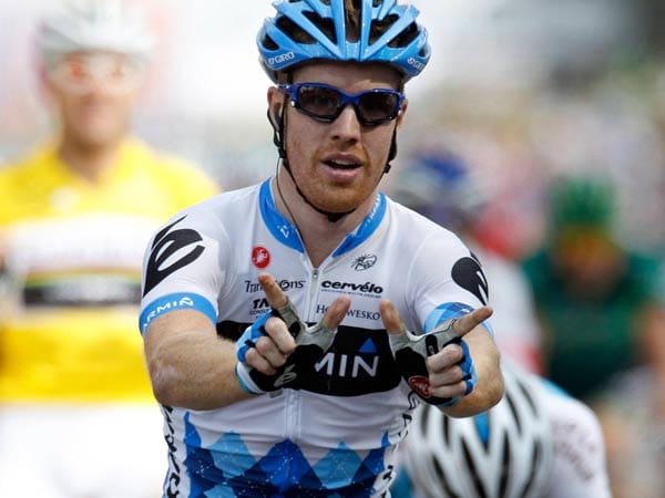 Tolle Geste: Der 27-jährige Tyler Farrar Farrar zeigt nach seinem Sieg auf der dritten Etappe den Buchstaben "W" für den beim Giro im Mai 2011 tödlich verunglückten Belgier Wouter Weylandt.
