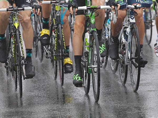 Wasserräder: Auf der vierten Etappe der Tour de France hat es das Peloton mit einem weiteren Element zu tun. Denn erstmals bei der Frankreich-Rundfahrt 2011 regnet es.
