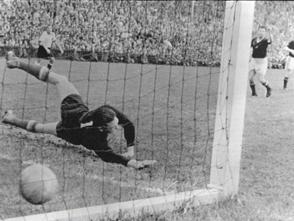 1954 feiert Fußball-Deutschland seine Helden beim "Wunder von Bern": Das WM-Finale gewinnt die deutsche Elf nach 0:2-Rückstand überraschend gegen das als unschlagbar geltende Ungarn mit 3:2. Nationalstürmer Helmut Rahn erzielt dabei zwei Treffer, das entscheidende Tor (hier im Bild) fällt erst kurz vor Schluss in der 84. Minute.