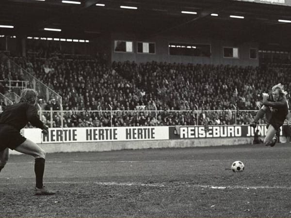 "Beckenbauer wusste am Ende nicht mehr, wo die Mittellinie ist", posaunt Seppl Pirrung vom 1. FC Kaiserslautern. Pirrung kann es sich 1973 nach dem 12. Bundesliga-Spieltag aber erlauben, er hat gegen den großen FC Bayern soeben drei Tore geschossen. Die Roten Teufel machen aus einem 1:4 nach 57 Minuten noch ein 7:4 und sorgen für eine der größten Heldentaten auf dem legendären Betzenberg. Hier schießt Lauterns Sandberg auf das Tor von Bayern-Keeper Sepp Maier.