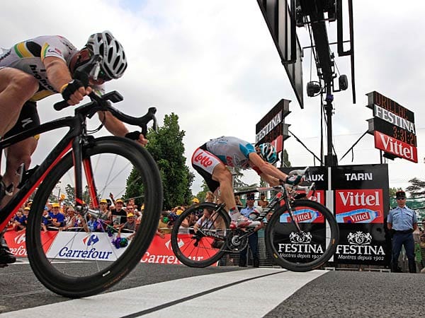 Eine Reifenlänge voraus: Andre Greipel (rechts) setzt sich Sprintfinale der zehnten Etappe von Carmaux gegen Mark Cavendish durch und feiert seinen ersten Etappensieg bei der Tour de France.