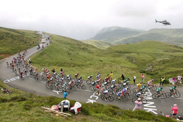 Auf der 13. Etappe geht es zur Sache: Der Tour-Tross erklimmt den legendären Col d'Aubisque.