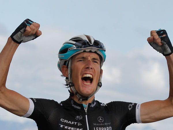 Tolle Leistung: Am Ende der 18. Etappe jubelt Andy Schleck euphorisch über seinen Solo-Ritt zum Sieg auf dem Galibier.
