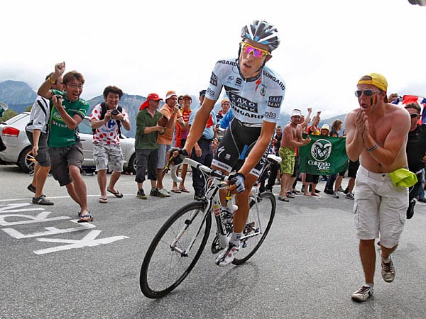 Alleinunterhalter: Auch im Schlussanstieg nach Alpe d'Huez setzt Alberto Contador auf der 19. Etappe noch einmal alles auf eine Karte und attackiert - letztlich aber vergeblich.