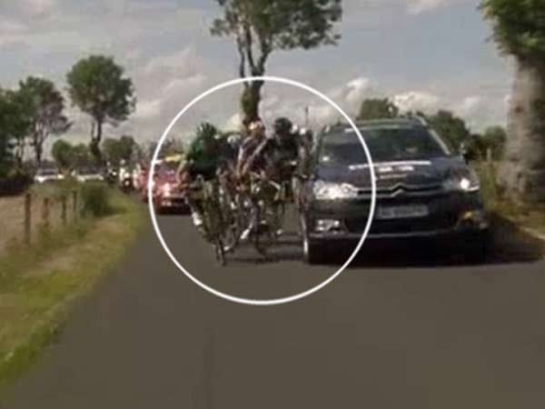 Schrecksekunde auf der neunten Etappe: Ein Begleitfahrzeug des französischen Fernsehens rammt die Fahrer der Ausreißergruppe um Johnny Hoogerland. (Screenshot: t-online.de)