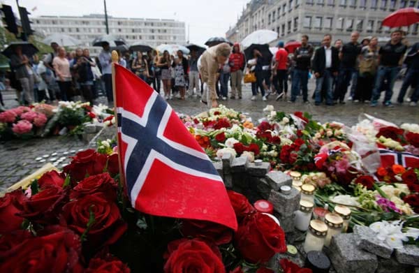In der Innenstadt von Oslo haben trauernde Bürger Blumen mit norwegischen Fahnen niedergelegt. In der Innenstadt von Oslo haben trauernde Bürger Blumen mit norwegischen Fahnen niedergelegt.