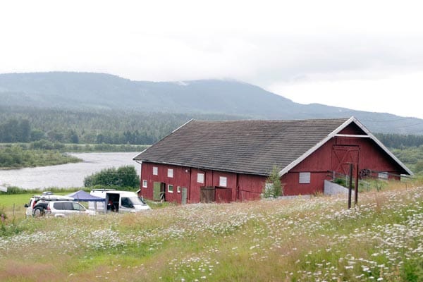 Diese Farm, rund 150 Kilometer nördlich von Oslo, hatte Anders Breivik angemietet. Bei seinem Chemikalienkauf ist er auch dem Inlandsgeheimdienst PST aufgefallen. Dem reichen die Hinweise zu diesem Zeitpunkt jedoch nicht aus, um weiter zu ermitteln.