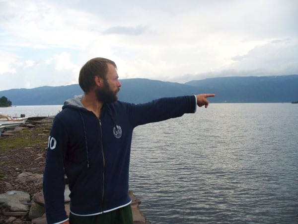 Marcel Gleffe deutet vom Ufer des Tyrifjord auf die Insel Utoya. Der 32-Jährige arbeitet seit zweieinhalb Jahren als Dachdecker in Norwegen, zurzeit verbringt er gemeinsam mit seinen Eltern Walter und Heidrun den Urlaub an dem See. Marcel Gleffe deutet vom Ufer des Tyrifjord auf die Insel Utoya. Der 32-Jährige arbeitet seit zweieinhalb Jahren als Dachdecker in Norwegen, zurzeit verbringt er gemeinsam mit seinen Eltern Walter und Heidrun den Urlaub an dem See.