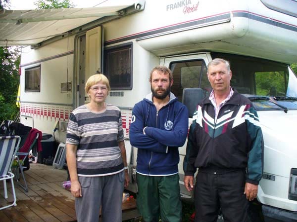Marcel Gleffe mit Mutter Heidrun und Vater Walter: Die Familie handelte während des Massakers wie ferngesteuert, schnell, ohne eine Sekunde Zeit zu verlieren. Erst am Tag danach beginnt der 32-Jährige langsam zu begreifen, was geschehen ist: "Gestern ging es noch, heute wird einem schlecht, da wird einem einfach nur schlecht." Marcel Gleffe mit Mutter Heidrun und Vater Walter: Die Familie handelte während des Massakers wie ferngesteuert, schnell, ohne eine Sekunde Zeit zu verlieren. Erst am Tag danach beginnt der 32-Jährige langsam zu begreifen, was geschehen ist: "Gestern ging es noch, heute wird einem schlecht, da wird einem einfach nur schlecht."