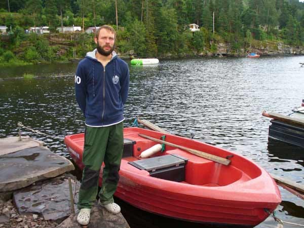 Marcel Gleffe hatte sich für die Woche am See ein Motorboot gemietet. Als die Familie realisiert, das auf der Insel Unvorstellbares passiert und viele über den See zu fliehen versuchen, fährt er den Flüchtenden entgegen - und rettet nach eigener Schätzung mehr als 20 Jugendliche aus dem Wasser. "Es ist doch ganz selbstverständlich, was wir gemacht haben", sagt der Dachdecker am Tag nach seiner Heldentat. Marcel Gleffe hatte sich für die Woche am See ein Motorboot gemietet. Als die Familie realisiert, das auf der Insel Unvorstellbares passiert und viele über den See zu fliehen versuchen, fährt er den Flüchtenden entgegen - und rettet nach eigener Schätzung mehr als 20 Jugendliche aus dem Wasser. "Es ist doch ganz selbstverständlich, was wir gemacht haben", sagt der Dachdecker am Tag nach seiner Heldentat.