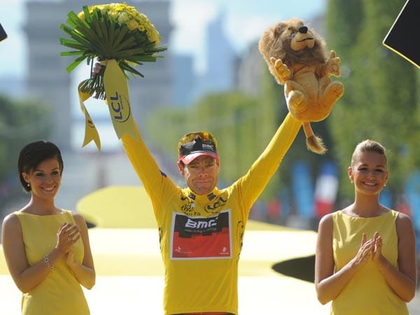 Cadel Evans ist der Triumphator der Tour. Den Tränen nahe lässt sich der Australier auf den Champs Élysees feiern.