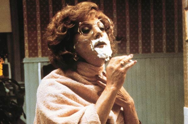 In "Tootsie" bekommt Dustin Hoffman alias Michael Dorsey kein Engagement als Schauspieler. Erst als er sich als Frau verkleidet und sich Dorothy Michaels nennt, bekommt er eine Anstellung. Doch damit fangen seine Probleme erst an.