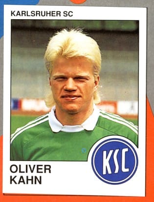 Mit Dauerwellen hatte Torwart-Legende Oliver Kahn zwar nie etwas am Hut. Dafür besticht er auf diesem Sticker von 1990 aber mit einer umso kurioseren Frisur und unnatürlichem Blond. Aber falls Sie meinen, blonder geht's nicht, dann haben Sie die Rechnung ohne seinen einstigen Bayern-München-Spezi...