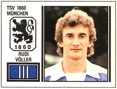 Wer im Frisuren-Kabinett der Ex-Kicker keinesfalls fehlen darf, ist Ex-Nationaltrainer Rudi Völler - hier auf einem Sticker von 1981 aus seiner Zeit beim TSV 1860 München.