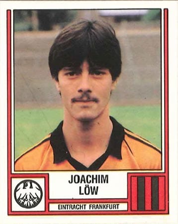 Wo wir schon bei der Kategorie Nationaltrainer sind: Unser amtierender Coach Jogi Löw 1982, als dieser noch bei Eintracht Frankfurt kickte und seinen Gegnern mit seinem Respektbalken im Gesicht das Fürchten lehrte.