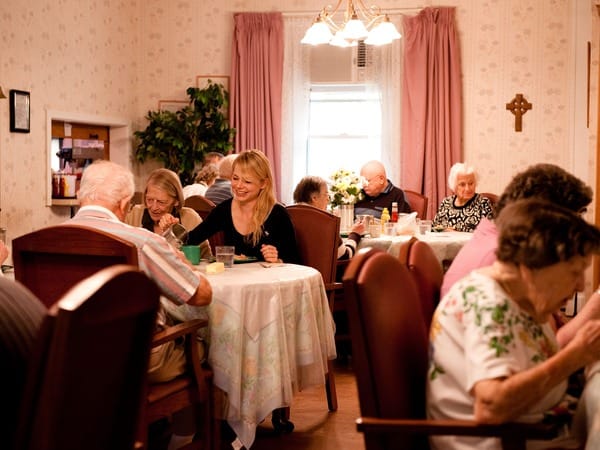 Cindy (Michelle Williams) besucht ihre Großmutter im Altenheim.