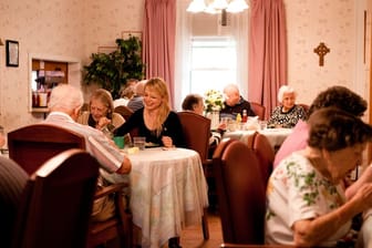 Cindy (Michelle Williams) besucht ihre Großmutter im Altenheim.