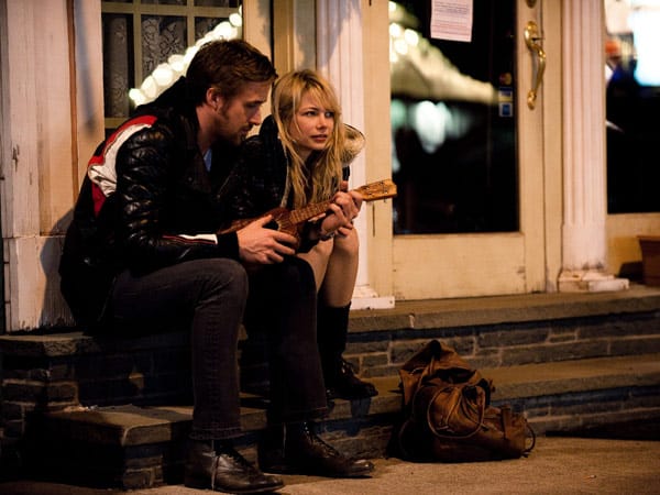 Dort begegnet sie dem talentierten Musiker Dean (Ryan Golsing), der sich als Umzugshelfer durchs Leben schlägt. Schnell spielt sich Dean mit seiner Ukulele in Cindys Herz ...