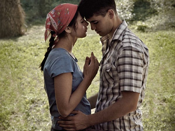 Um Etleva (Xhejlane Terbunja) heiraten zu dürfen, muss Arben zehntausend Euro ihrem Vater bringen. Die Zeit drängt, denn Etleva ist schwanger, und ohne eine Hochzeit beschmutzt sie die Ehre der Familie. Um Etleva (Xhejlane Terbunja) heiraten zu dürfen, muss Arben zehntausend Euro ihrem Vater bringen. Die Zeit drängt, denn Etleva ist schwanger, und ohne eine Hochzeit beschmutzt sie die Ehre der Familie.