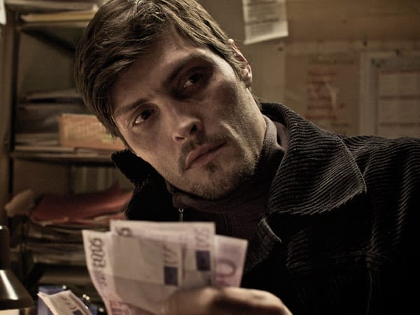 Damir (Stipe Erceg), ein undurchsichtiger Menschenhändler, verschafft Arben, auf Bitten von Slatko, einen Job in der Schlepperbranche. Damir (Stipe Erceg), ein undurchsichtiger Menschenhändler, verschafft Arben, auf Bitten von Slatko, einen Job in der Schlepperbranche.
