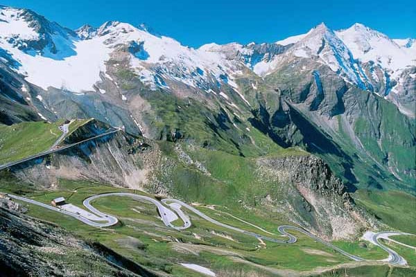 Die Großglockner-Hochalpenstraße in der nähe des Alpendorfs Heiligenblut: Auf 48 Kilometern führt die berühmte Straße mit 36 Kehren bis auf 2504 Meter Höhe zum Nationalpark Hohe Tauern.