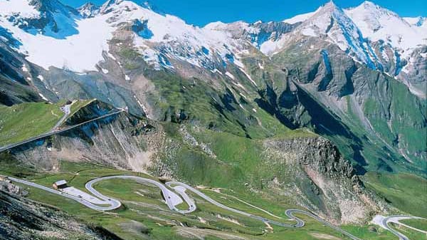 Die Großglockner-Hochalpenstraße in der nähe des Alpendorfs Heiligenblut: Auf 48 Kilometern führt die berühmte Straße mit 36 Kehren bis auf 2504 Meter Höhe zum Nationalpark Hohe Tauern.