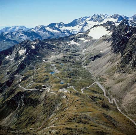 Zu den alpinen Kurvenstars zählt auch die Timmelsjoch Hochalpenstraße, die durch die Ötztaler Gletscherwelt führt. Wer...