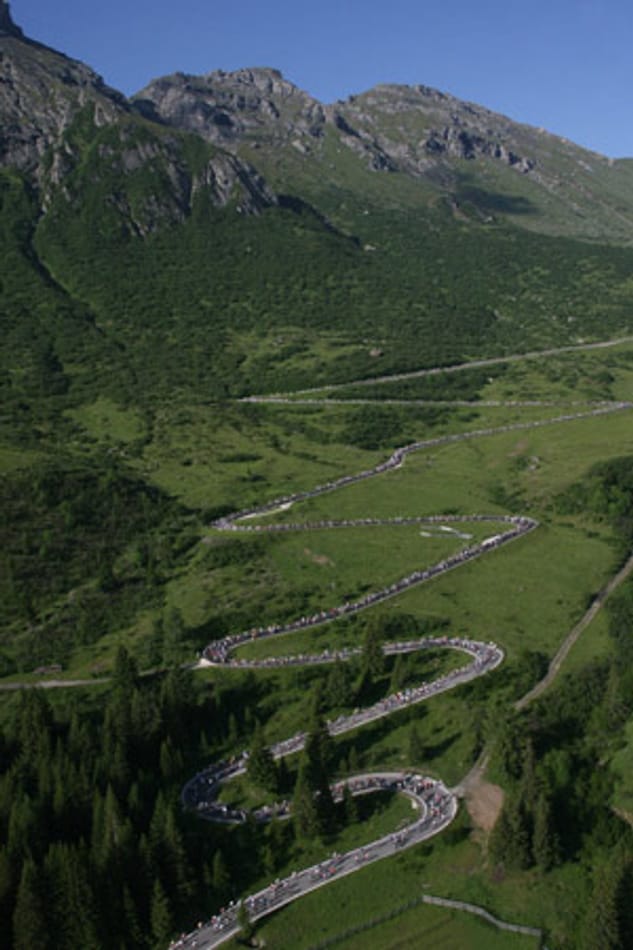 Das Pordoijoch (Passo Pordoi) in Italien während eines Radmarathon. Der Pass ist der höchste an der "Großen Dolomitenstraße" und eine Herausforderung für Kurvenbegeisterte.