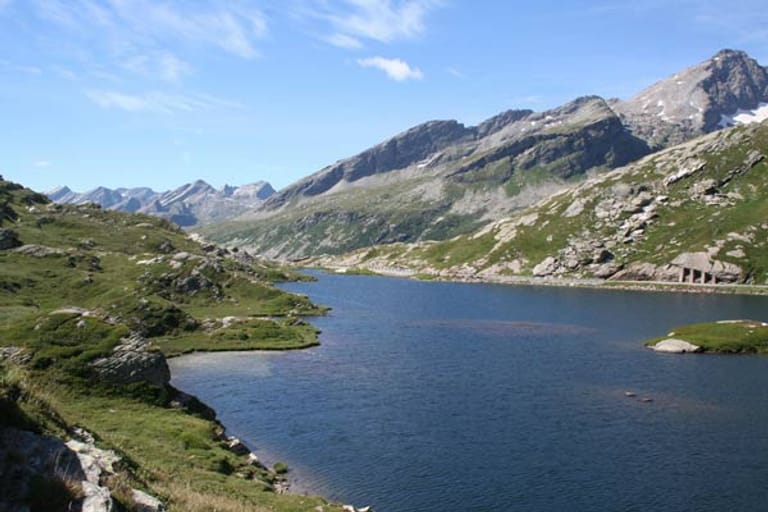 Der San-Bernardino-Pass im Kanton Graubünden der Schweiz ist ein weiteres Kurvenhighlight, das durch reizvolle Berglandschaften und Schluchten führt. Auf der Passhöhe auf 2066 Metern liegt ein kleiner See.
