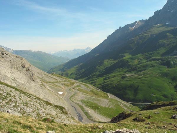Der Galibierpass (Col du Galibier) ist die gefürchtete Bergetappe der Tour de France. Für Auto- und Motorradfahrer ist sie jedoch geradzu ein Genuss, schließlich führt der Pass durch die atemberaubende Hochgebirgslandschaft der Hautes Alpes.