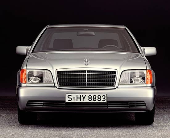 Von 1991 bis 1998 baute Mercedes die legendäre S-Klasse W 140. Der Wagen polarisierte die Öffentlichkeit: Befürworter priesen ihn als bestes Auto der Welt, Kritiker verunglimpften den W140 als Panzer.