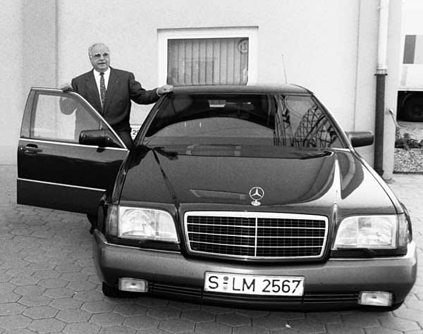 Auch als Staatslimousine war der W140 ein großer Erfolg. Helmut Kohl wurde in seinen letzten Amtsjahren in der S-Klasse chauffiert.