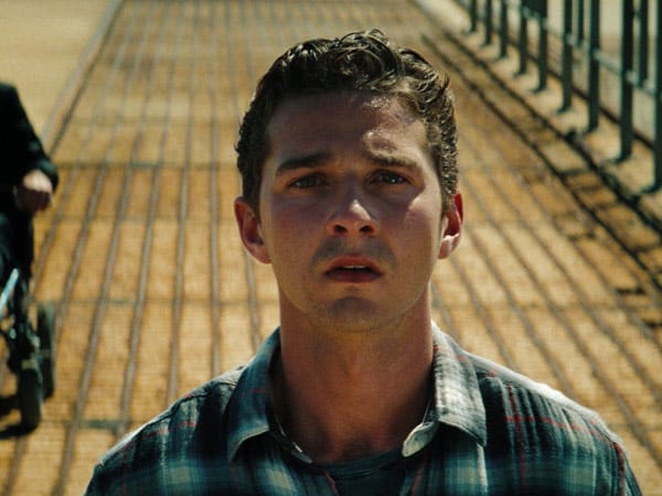 Als Sam Witwicky (Shia LaBeouf) und die Autobots davon erfahren, ist es im Grunde genommen schon zu spät, denn nach 40 Jahren regt sich Leben im scheinbar leblosen Raumschiff. Als Sam Witwicky (Shia LaBeouf) und die Autobots davon erfahren, ist es im Grunde genommen schon zu spät, denn nach 40 Jahren regt sich Leben im scheinbar leblosen Raumschiff.