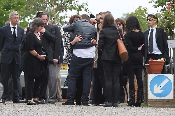 Trauer um Amy Winehouse: Eine Gruppe von Trauergästen trifft ein.