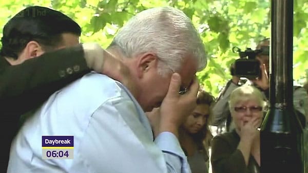 Diese Bilder von Amys Vater Mitch vor einer Gedenkstätte bei dem Haus, in dem die Sängerin starb, wurden von einem britischen TV-Sender im Vorfeld der Bestattung gezeigt.