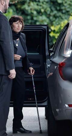 Dieses Bild zeigt Amys Mutter Janis bei ihrer Ankunft.