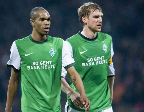 Noch lange nicht reicht es für Bremens wichtigste Türsteher in der Abwehr. Naldo, der die komplette letzte Saison wegen einer rätselhaften Verletzung verpasste, und Per Mertesacker, der noch an einer hartnäckigen Fersenblessur leidet, trainieren nur leicht mit dem Ball. Wann die beiden wieder voll belastbar sind, ist völlig offen. Noch lange nicht reicht es für Bremens wichtigste Türsteher in der Abwehr. Naldo, der die komplette letzte Saison wegen einer rätselhaften Verletzung verpasste, und Per Mertesacker, der noch an einer hartnäckigen Fersenblessur leidet, trainieren nur leicht mit dem Ball. Wann die beiden wieder voll belastbar sind, ist völlig offen.