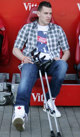 Das letzte verbliebene Mitglied der Mainzer Boyband ist noch immer auf Krücken unterwegs. Auch Adam Szalai laboriert noch an einem Kreuzbandriss. Während seine ehemaligen Mannschaftskameraden und Bandkollegen Lewis Holtby und Andre Schürrle in dieser Saison mit ihren neuen Vereinen auf der europäischen Bühne vorspielen dürfen, stimmt Szalai weiterhin höchstens Klagelieder an. Das letzte verbliebene Mitglied der Mainzer Boyband ist noch immer auf Krücken unterwegs. Auch Adam Szalai laboriert noch an einem Kreuzbandriss. Während seine ehemaligen Mannschaftskameraden und Bandkollegen Lewis Holtby und Andre Schürrle in dieser Saison mit ihren neuen Vereinen auf der europäischen Bühne vorspielen dürfen, stimmt Szalai weiterhin höchstens Klagelieder an.