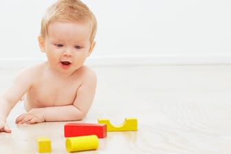 Falsches Spielzeug kann für das Kind gefährlich sein