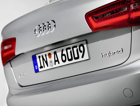 Lediglich das Typenschild weist auf den Hybridantrieb hin. Lediglich das Typenschild weist auf den Hybridantrieb hin.