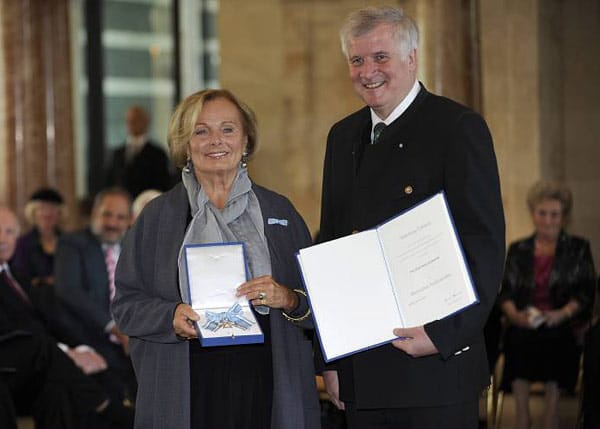 Ruth Maria Kubitschek 2010 mit dem Bayerischen Verdienstorden, der ihr vom Bayerischen Ministerpräsidenten Horst Seehofer überreicht wurde.