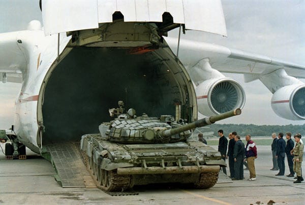 In die Antonow passen komplette Panzer sowie auch LKWs problemlos rein.