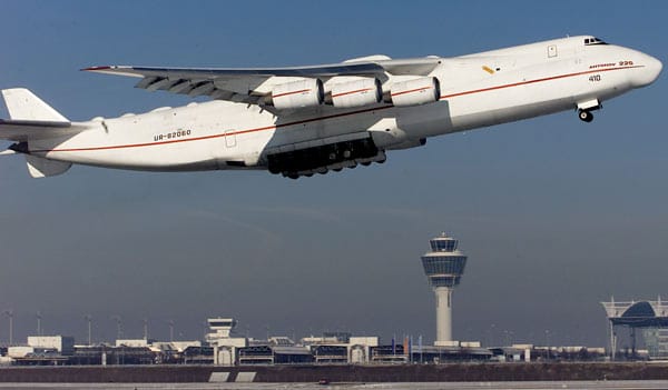 Der Koloss hat eine Länge von stolzen 84 Metern und überbietet damit den A380 um elf Meter.