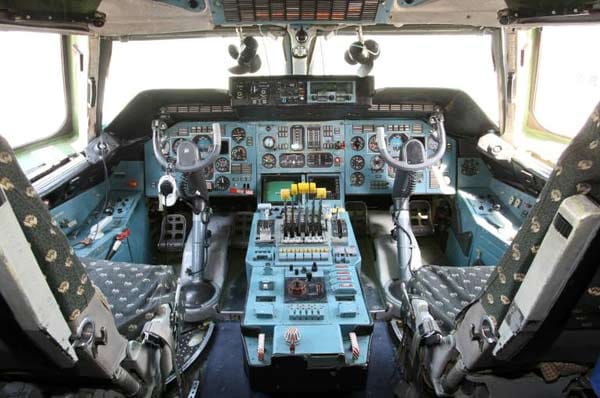 Dem Cockpit sieht man deutlich an, dass es schon über 20 Jahre auf dem Buckel hat.