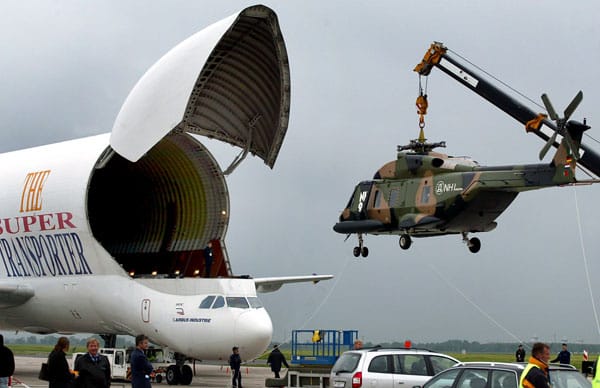 Ein Hubschrauber wird in das Transportflugzeug geladen. Der Laderaum ist 37,7 Meter lang und hat eine Ladeflächenbreite von 5,43 m. Der Rumpfdurchmesser beträgt 7,40 Meter.