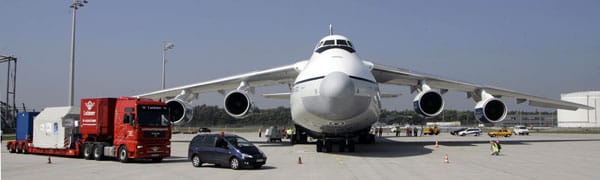 Das größte serienmäßig gebaute Transportflugzeug der Welt: die Antonow AN-124.