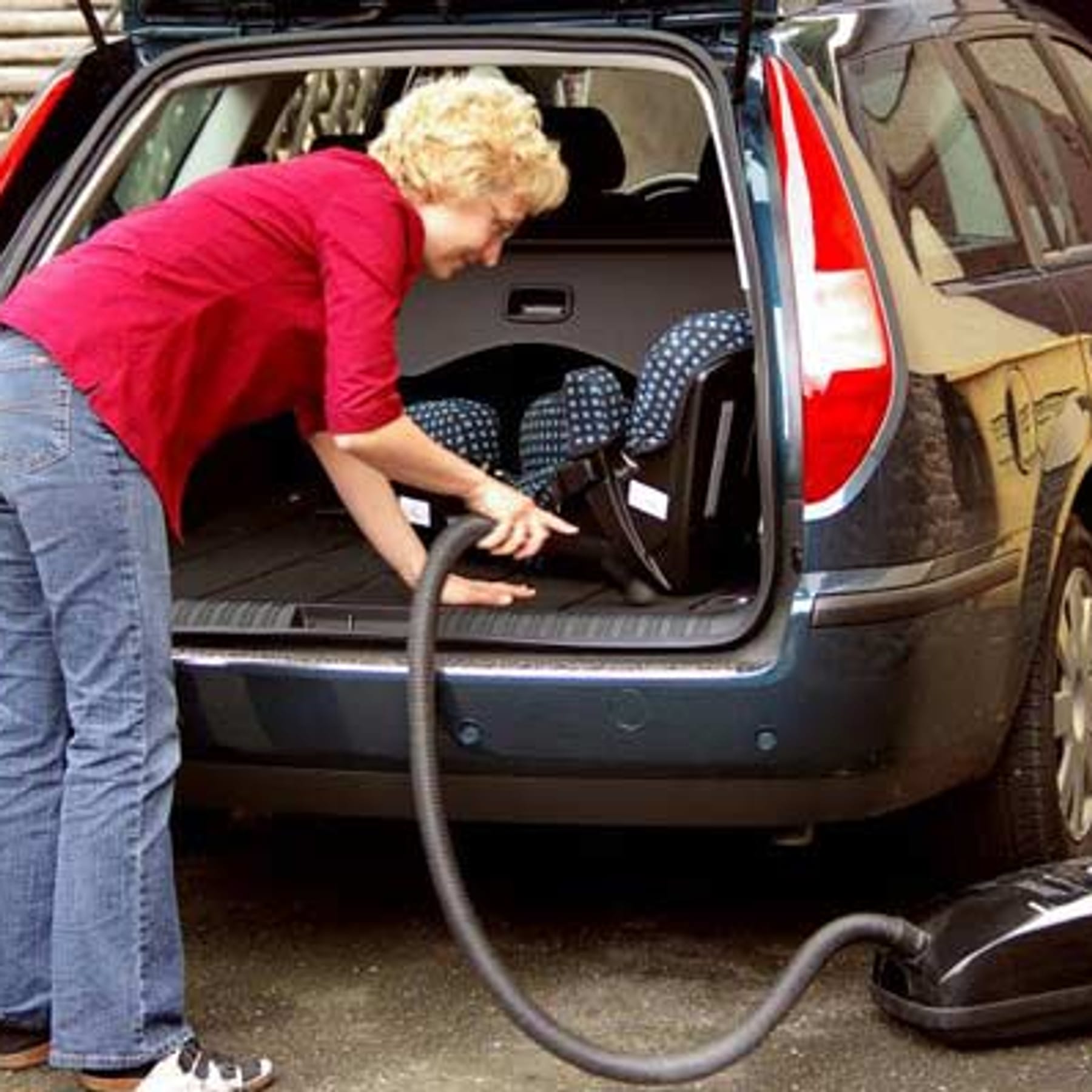 Autositze reinigen: Machen Sie fleckige Ledersitze und stark verschmutztes  Autopolster mühelos sauber!