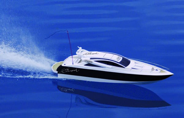 Jamara Diamond Motoryacht RTR: Wer seine Spielzeuge vorzugsweise übers Wasser jagt, bekommt auch hier Luxusmodelle geboten. Dieses ferngesteuerte und bereits vollständig zusammengebaute Yacht kann es für rund 600 Euro auch mit Rennboot-Fahrern aufnehmen.
